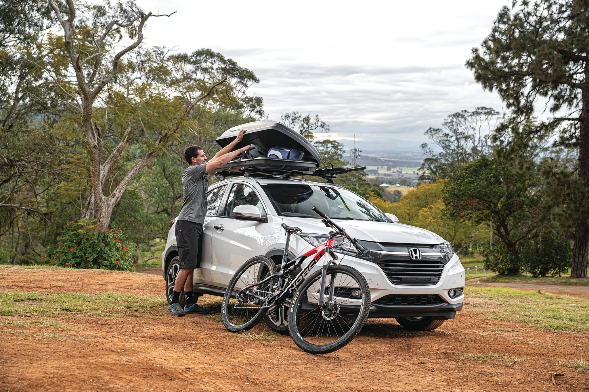 MASTERFIT ROOF BOX 370L (BLACK)