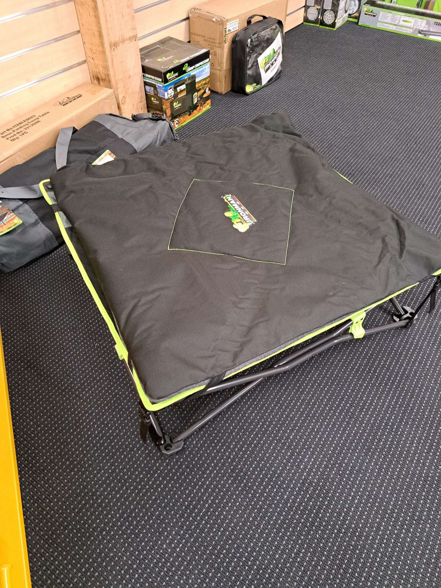 QUICK FOLD DOG BED WITH PADDED MAT (80 X 80 X 25CM)  IPET0023