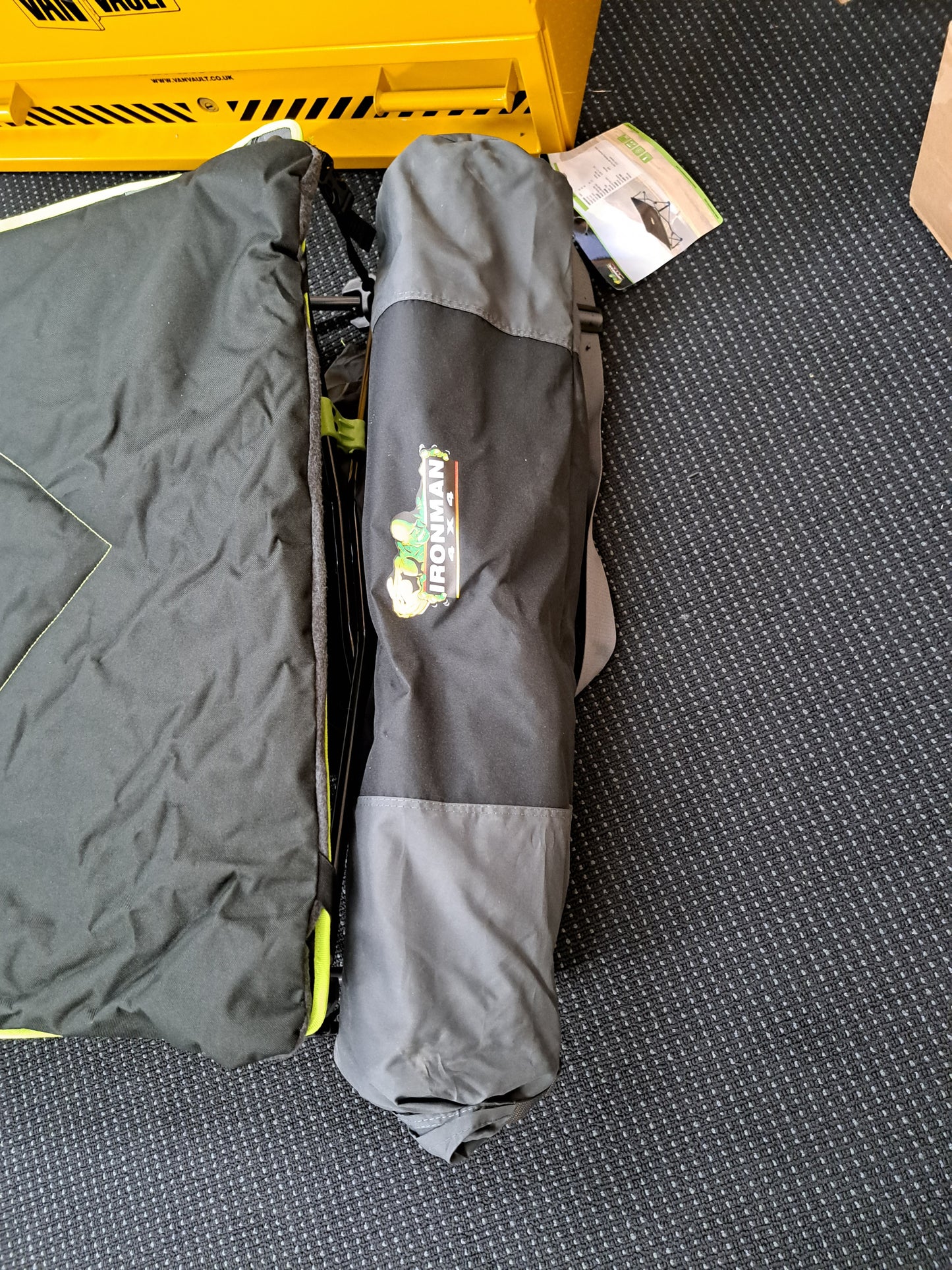 QUICK FOLD DOG BED WITH PADDED MAT (80 X 80 X 25CM)  IPET0023